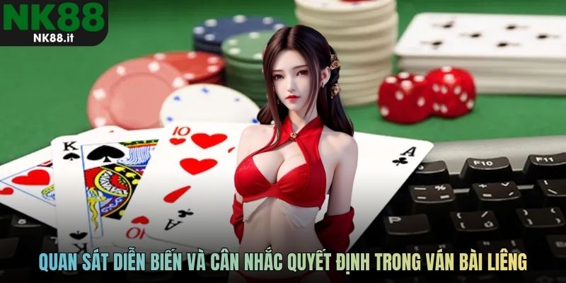 Người chơi quan sát diễn biến và cân nhắc quyết định trong ván bài liêng